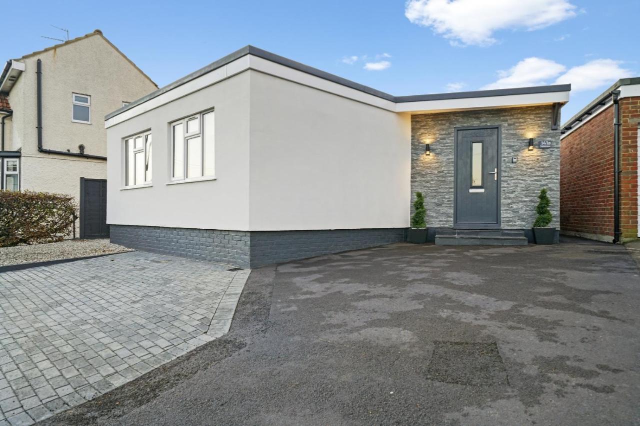 Modern Bungalow In Maidstone Sleeps 5 With Free Parking Extérieur photo